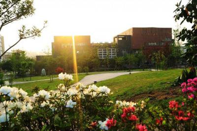 潼南縣遠榮中等職業學校校園一角