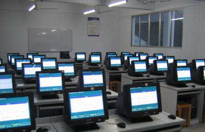 黔西縣水西中學(xué)機(jī)房