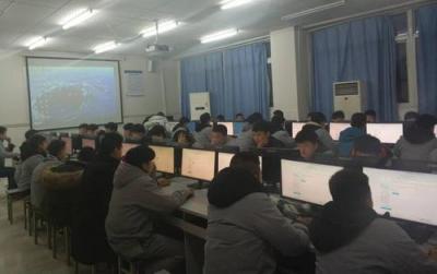 四川省屏山縣職業技術學校機房