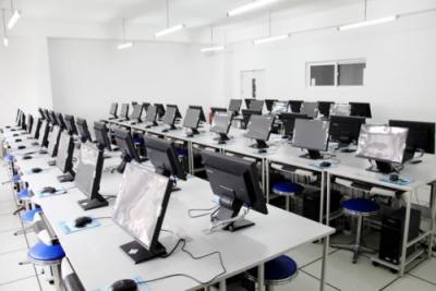 獨(dú)山高級(jí)中學(xué)機(jī)房