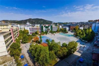 黃平民族中學(xué)校園