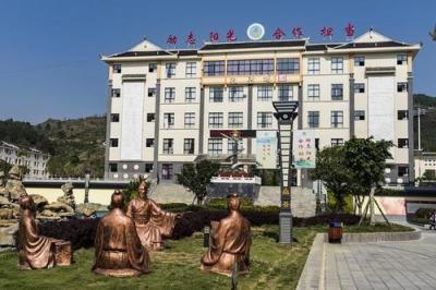 紫云民族高級中學綜合樓