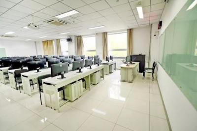 銅仁市第二中學機房