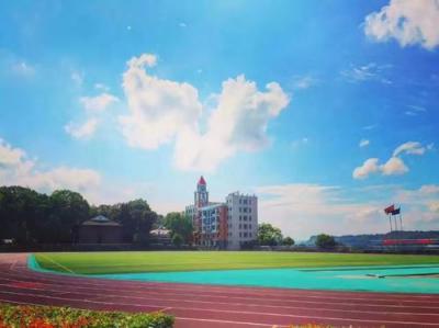 重慶市江津師范進(jìn)修學(xué)校五年制大專足球場(chǎng)