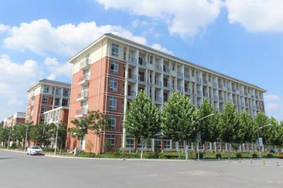 重慶機械電子高級技工學校五年制大專宿舍樓