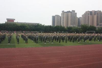 四川省彭州市蒙陽中學(xué)新生軍訓(xùn)