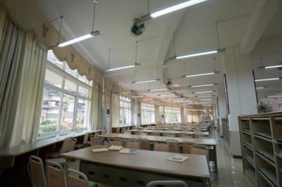 甕安鴻翔中等職業技術學校閱覽室