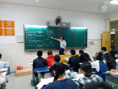 威遠(yuǎn)自強(qiáng)中學(xué)教室