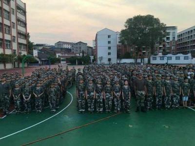 四川省岳池顧縣中學(xué)軍訓(xùn)