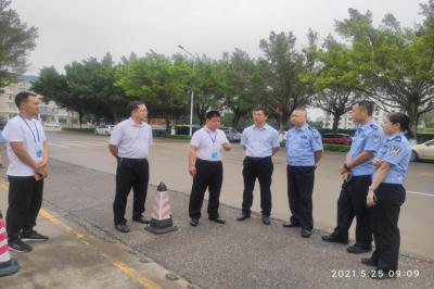 市交警部門及市招生考試院相關(guān)領(lǐng)導(dǎo)到我校檢查和交流高考安全準(zhǔn)備工作